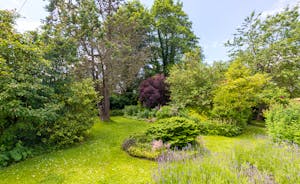 Culmbridge House - Play hide and seek in the garden