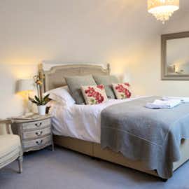 King size bedroom with en-suite shower room King size bedroom with en-suite shower room