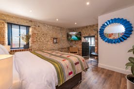 Tickety-Boo - Bedroom 1 sleeps 2 and has an ensuite shower room