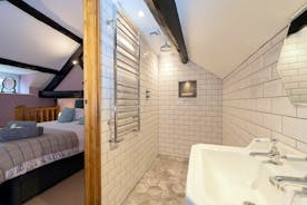 Menagerie House - The ensuite shower room for Bedroom 1 