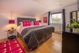 Ham Bottom - Bedroom 3: super king or a twin and an ensuite bathroom