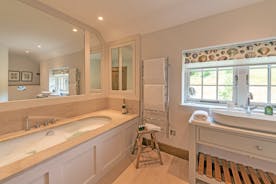 Perys Hill - The Farmhouse: The bathroom for Bedroom 3 has a relaxed modern-country feel
