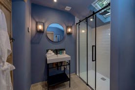 Otterhead House - Bedroom 5 has an ensuite shower room