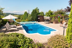 Foxhill Lodge - Spend lazy days by the pool