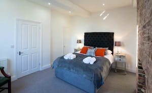 Pitmaston House - Bedroom 4 has a kingsize bed and an en suite shower room