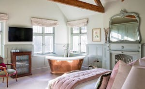 Duxhams: Relax in the sumptuous copper bath in Bedroom 1