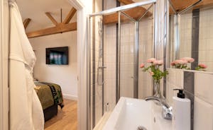 The Corn Crib - The ensuite shower room for Bedroom 6