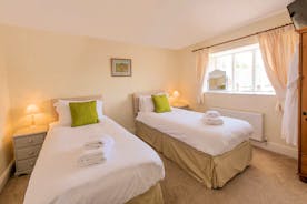 Pound Farm - Bedroom 4: A superking or twin room with an en suite bathroom