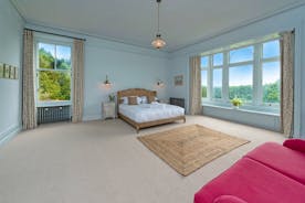 Wonham House - Bedroom 1: spacious, light and airy