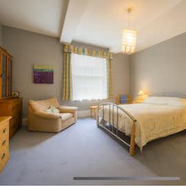 Light and comfortable double bedroom — ideal for a weekend getaway exploring the Forest of Dean’s trails, villages, and hidden gems. Light and comfortable double bedroom — ideal for a weekend getaway exploring the Forest of Dean’s trails, villages, and hidden gems.