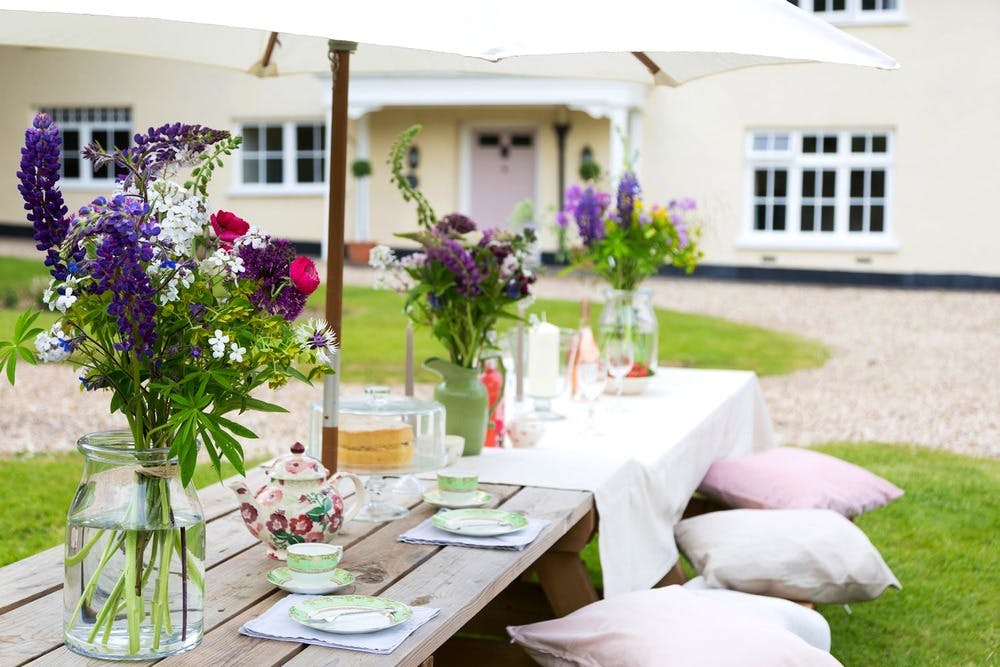 Al fresco dining in the grounds of Stonhayes Farm
