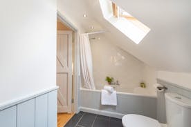 Flossy Brook - A bright and fresh bathroom with an overhead shower - right next to Bedroom 3