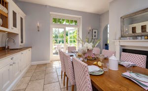 Asham House - A lovely light and airy feel in the dining area