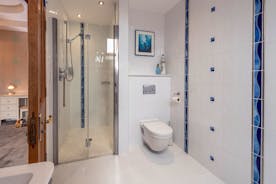 Hamble House - The ensuite shower room for Bedroom 7 