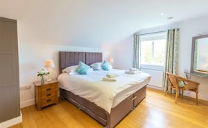 Ham Bottom - Bedroom 3 can be a super king or a twin and has an ensuite bathroom