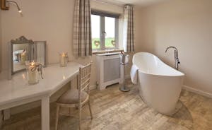 Quantock Barns - The Wagon House: In Bedroom 1 there's a free standing bath 