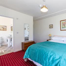 Double bedroom with large ensuite River Wye Lodge sleeps 26 self catering holiday home in the Wye Valley Herefordshire www.bhhl.co.uk Double bedroom with large ensuite River Wye Lodge sleeps 26 self catering holiday home in the Wye Valley Herefordshire www.bhhl.co.uk