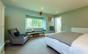 Pitsworthy: Bedroom 2 sleeps 2 and has an en suite bathroom with a bath and shower