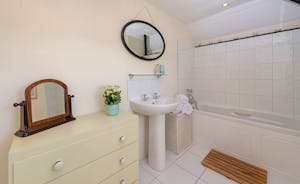 Asham House - The shared bathroom for Bedrooms 5 and 6