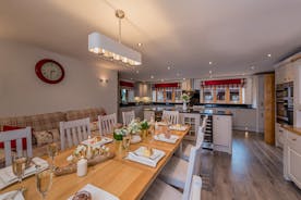 Foxhill Lodge - Tuck into a scrumptious feast together