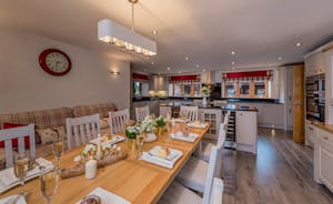 Foxhill Lodge - Tuck into a scrumptious feast together
