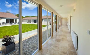 Holemoor Stables: Natural daylight pours in through the floor to ceiling windows