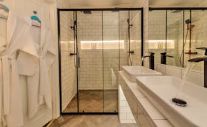 Hesdin Hall - Bedroom 3 has a fabulous en suite shower room