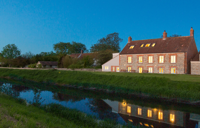 Somerset holiday let sleeps 12 in 6 bedrooms with hot tub, garden and games room