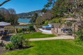 Smalls - Luxury large group holiday house in Devon, sleeps 9, private beach area