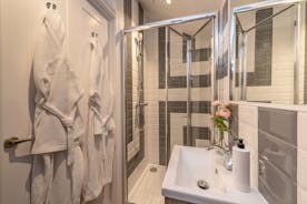 Boon Barn - The ensuite shower room for Bedroom 8