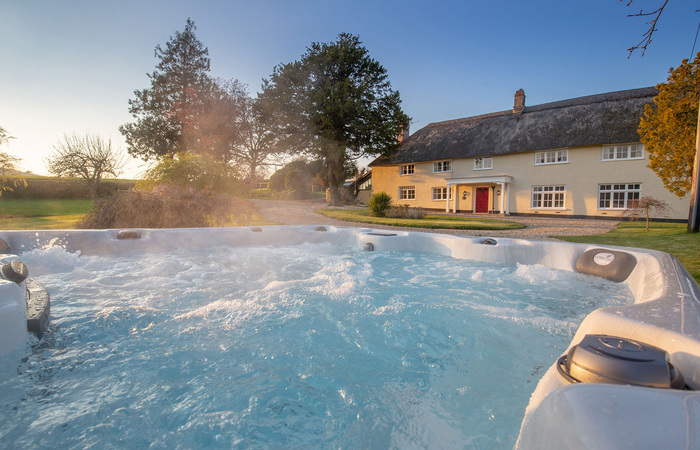 Devon long house for group accommodation sleeps 14 in 7 bedrooms with hot tub and games room