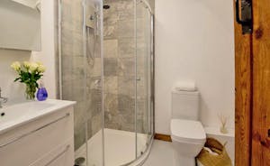 Pinklet - Bedroom 2 has an en suite shower room