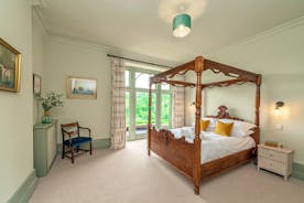 Wonham House - A king size four poster bed in Bedroom 3