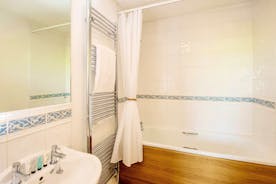 Pound Farm - Bedroom 5 has an en suite bathroom with a bath and an overhead shower
