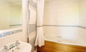 Pound Farm - Bedroom 5 has an en suite bathroom with a bath and an overhead shower
