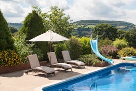 Foxhill Lodge - Relax by the pool and enjoy those views