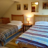 Spacious twin bedroom with cot Spacious twin bedroom with cot