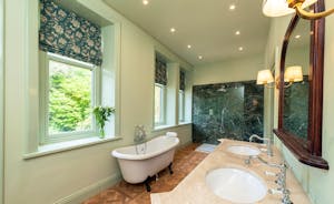 Wonham House - The ensuite bathroom for Bedroom 1