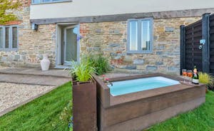 Snipes Rest - Completely unwind in the outdoor bath - a novel take on a hot tub