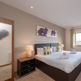 Crowcombe: Bedroom 2 - on the ground floor with an ensuite shower room Crowcombe: Bedroom 2 - on the ground floor with an ensuite shower room