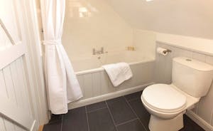 Flossy Brook - A bright and fresh bathroom with an over head shower - right next to Bedroom 3