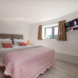 The Granary - Bedroom 4: Super king or twin, and an ensuite shower room The Granary - Bedroom 4: Super king or twin, and an ensuite shower room