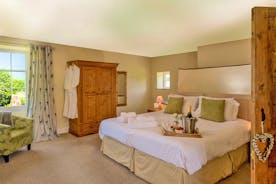 Pound Farm - Bedroom 1: Plenty of space and an en suite shower room