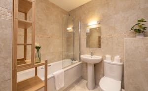 Crowcombe: The ensuite bathroom for Bedroom 3