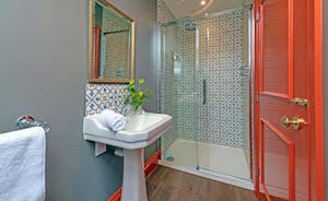 Wonham House - Bedroom 6 has a very stylish ensuite shower room