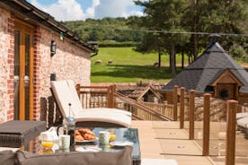 Foxhill Lodge - Have a leisurely breakfast on the veranda