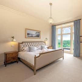 Kennard Hall -  Bedroom 2: period charm and elegance Kennard Hall -  Bedroom 2: period charm and elegance