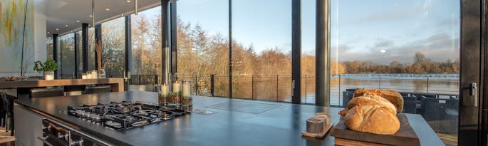 The Glass House: Luxury Waterside Holiday Villa in The Cotswolds